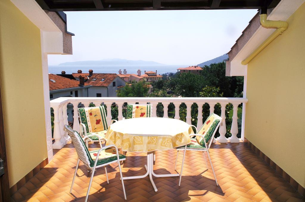 Apartments Petricic With Swimming Pool Ičići Exteriör bild