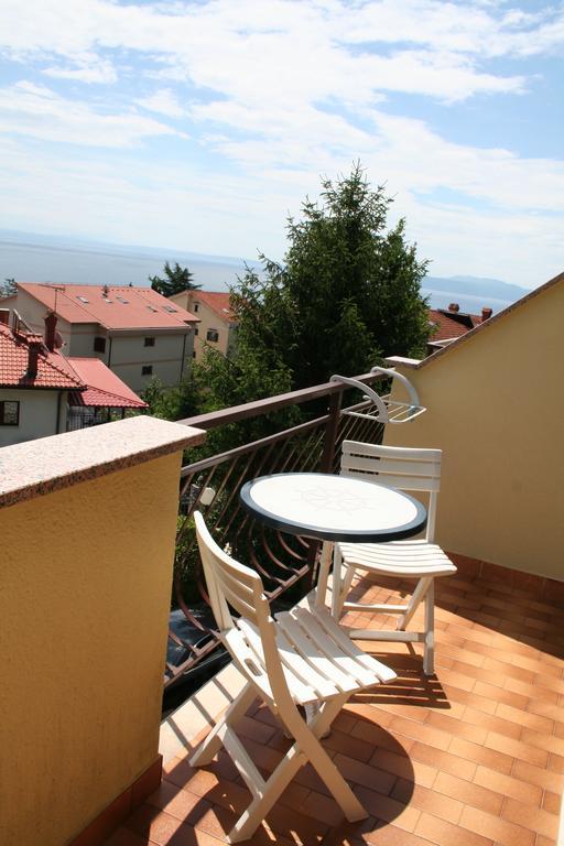 Apartments Petricic With Swimming Pool Ičići Exteriör bild
